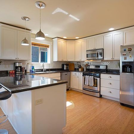 Stylish North Seattle Townhouse- Dual Master Suites Экстерьер фото