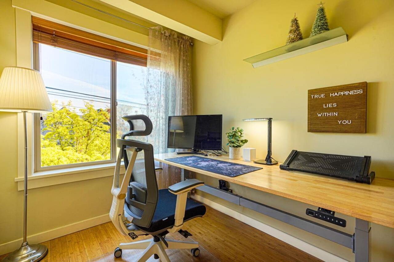 Stylish North Seattle Townhouse- Dual Master Suites Экстерьер фото