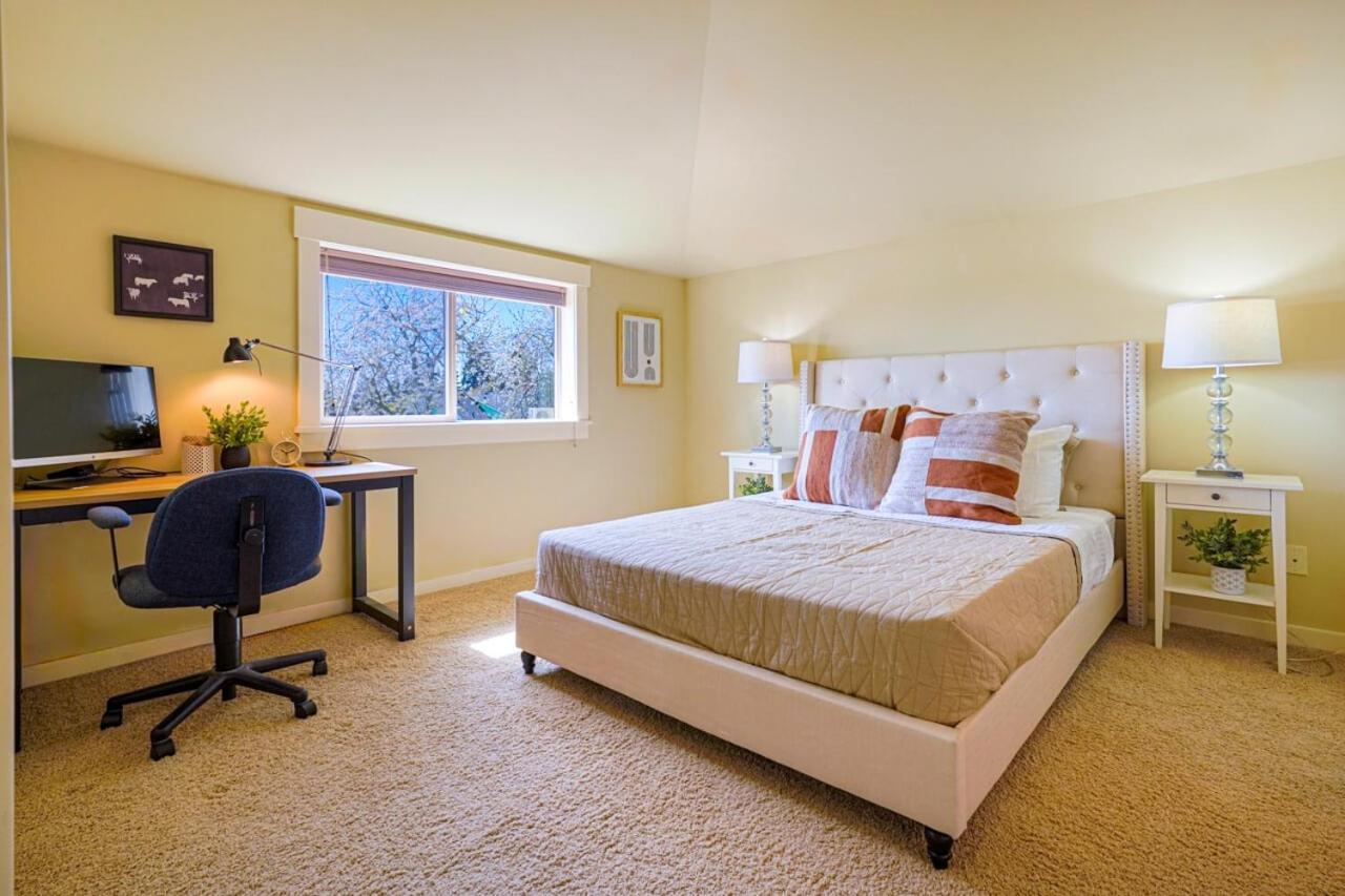 Stylish North Seattle Townhouse- Dual Master Suites Экстерьер фото