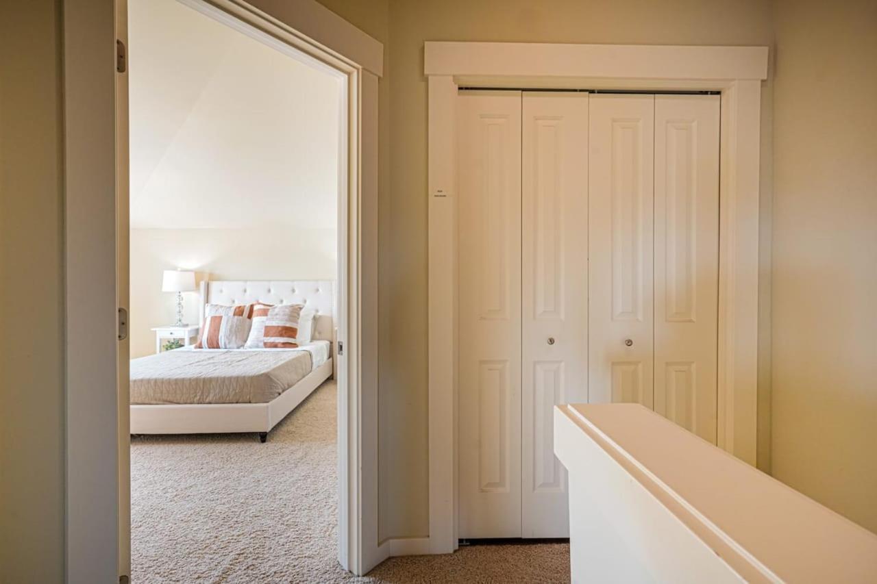 Stylish North Seattle Townhouse- Dual Master Suites Экстерьер фото