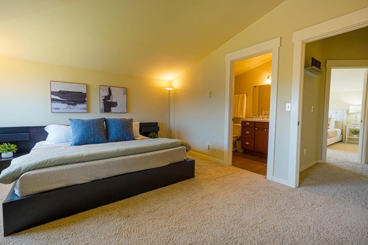 Stylish North Seattle Townhouse- Dual Master Suites Экстерьер фото