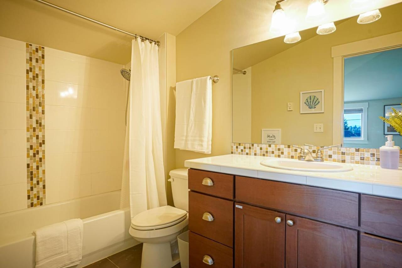 Stylish North Seattle Townhouse- Dual Master Suites Экстерьер фото