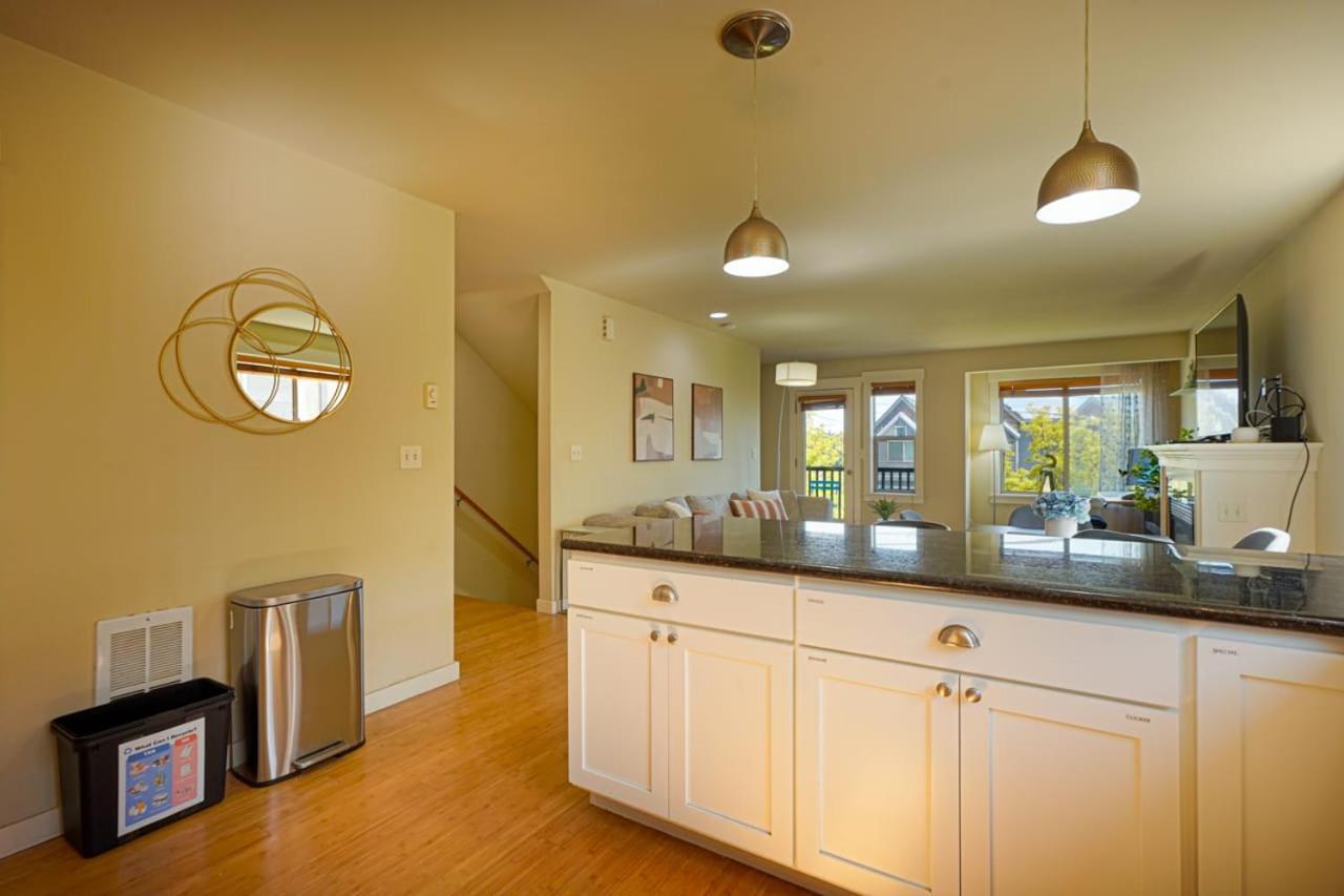 Stylish North Seattle Townhouse- Dual Master Suites Экстерьер фото