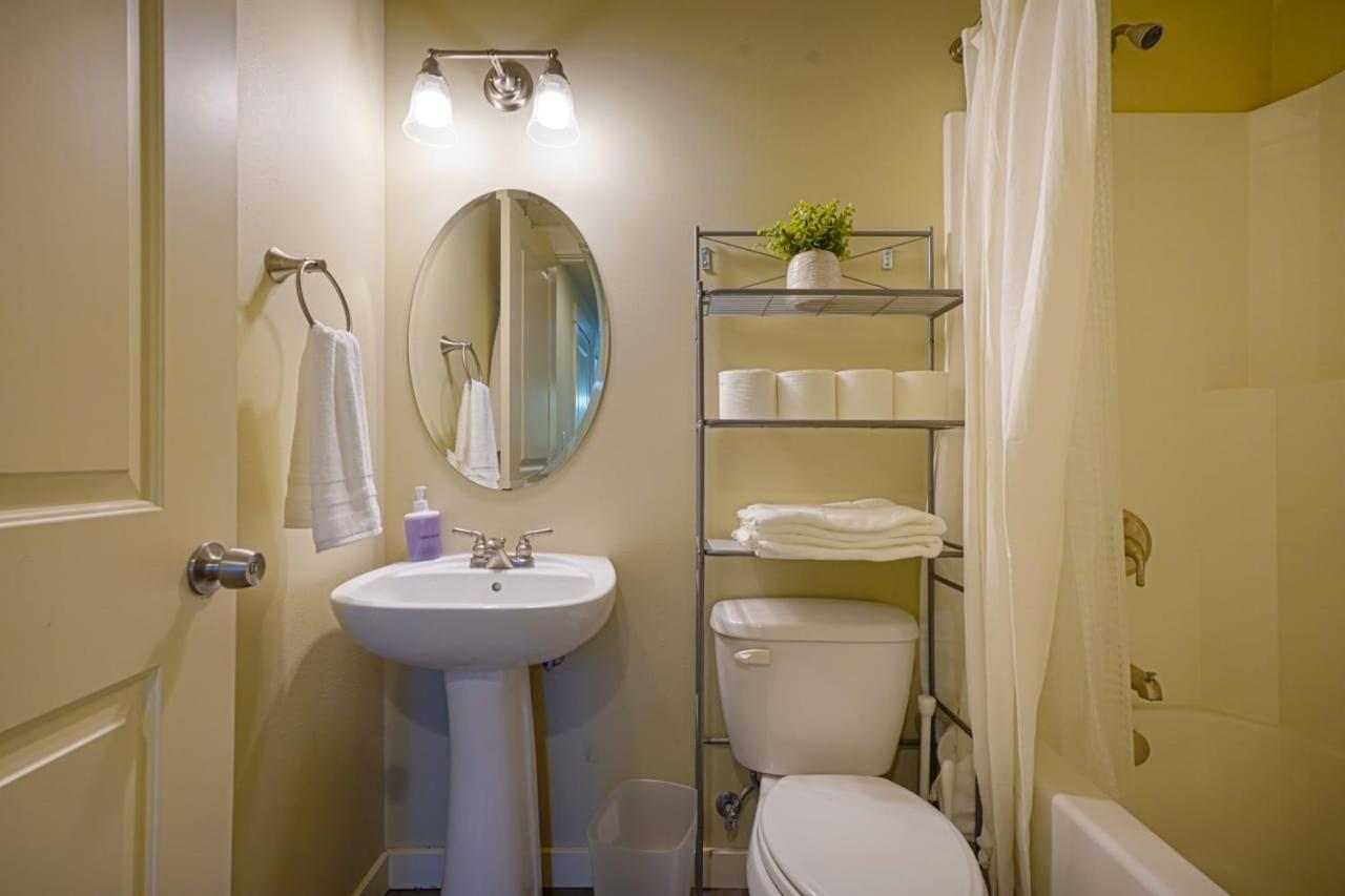 Stylish North Seattle Townhouse- Dual Master Suites Экстерьер фото