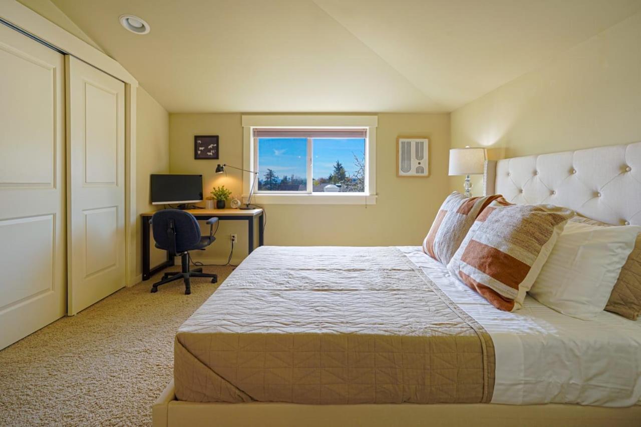 Stylish North Seattle Townhouse- Dual Master Suites Экстерьер фото