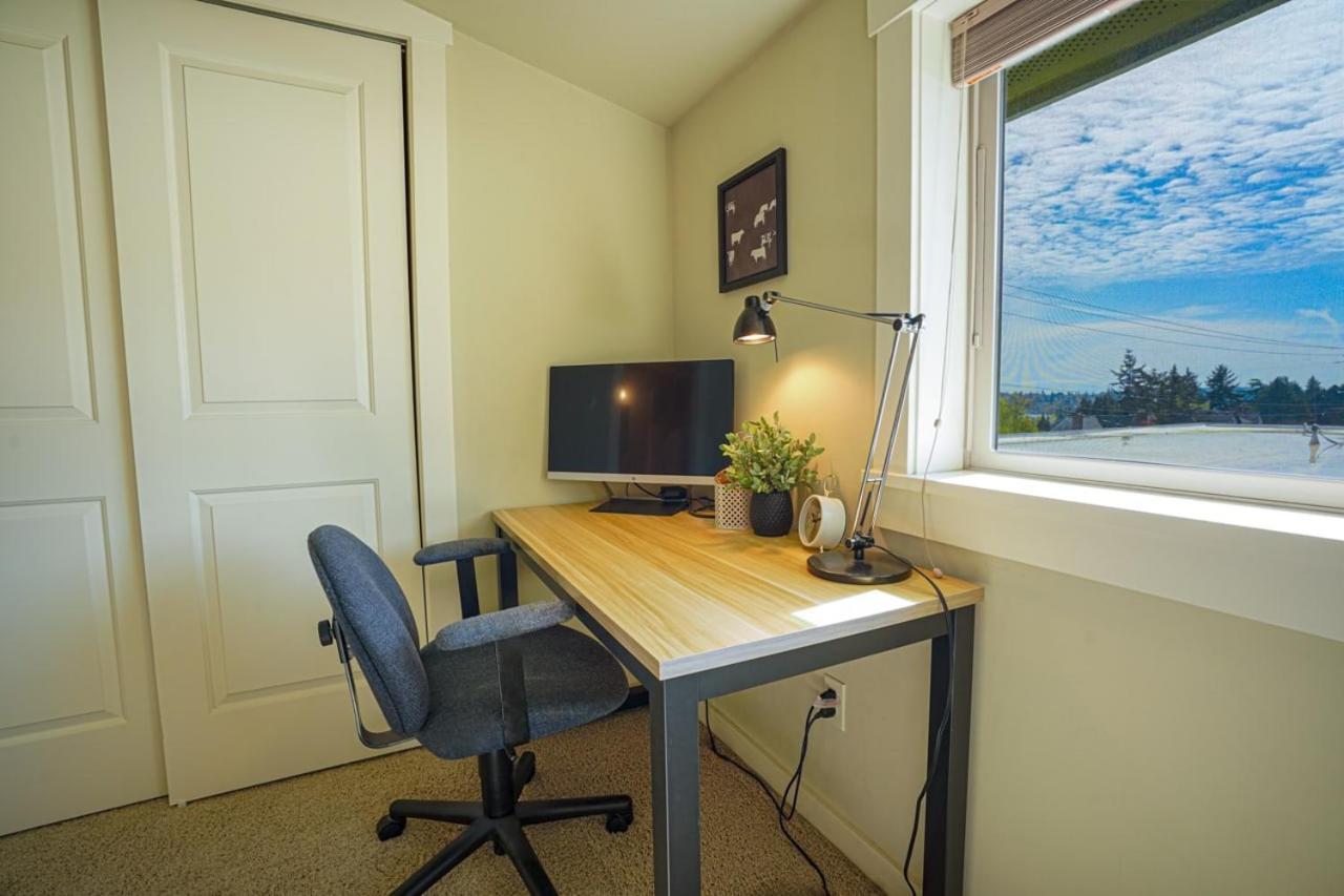 Stylish North Seattle Townhouse- Dual Master Suites Экстерьер фото