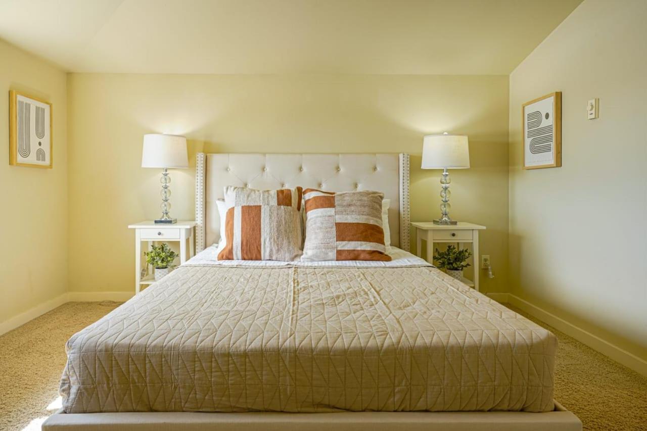 Stylish North Seattle Townhouse- Dual Master Suites Экстерьер фото