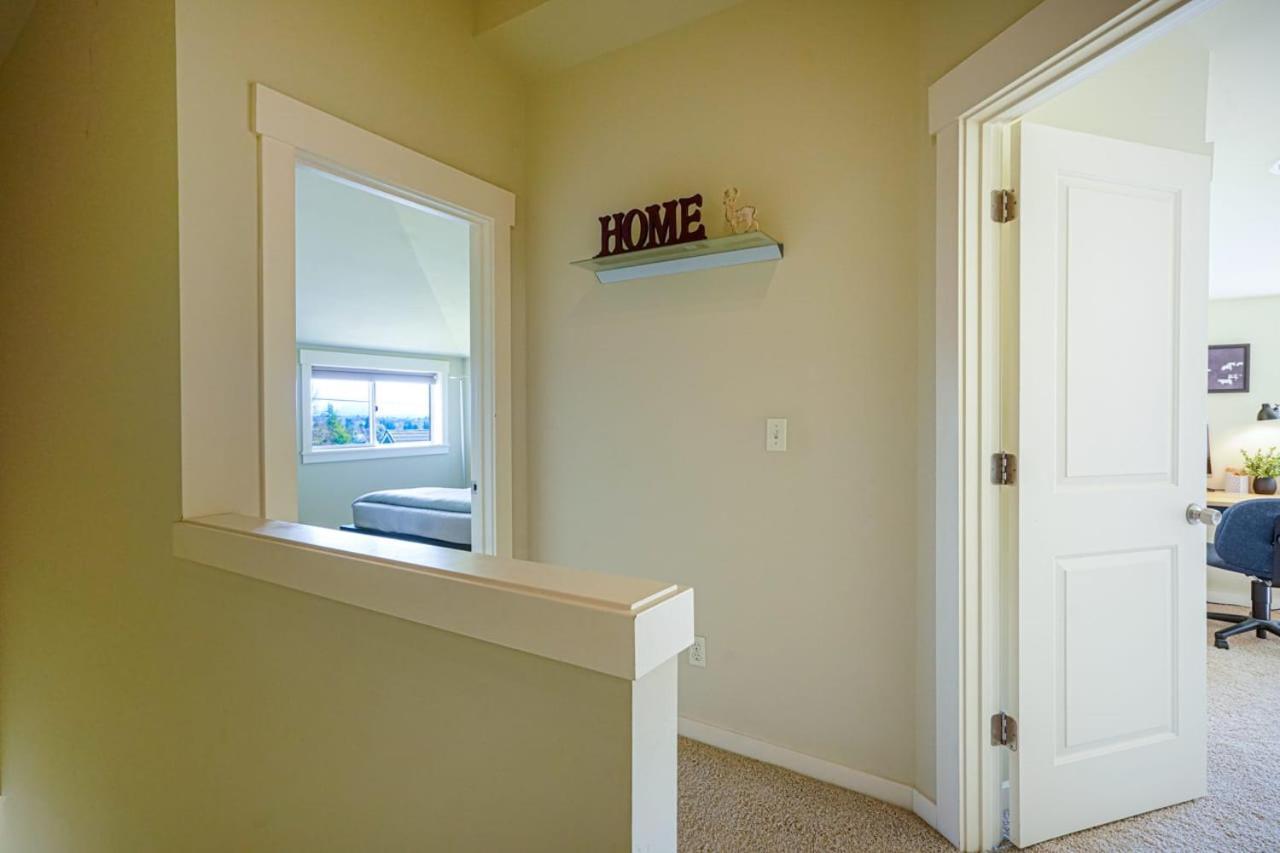 Stylish North Seattle Townhouse- Dual Master Suites Экстерьер фото