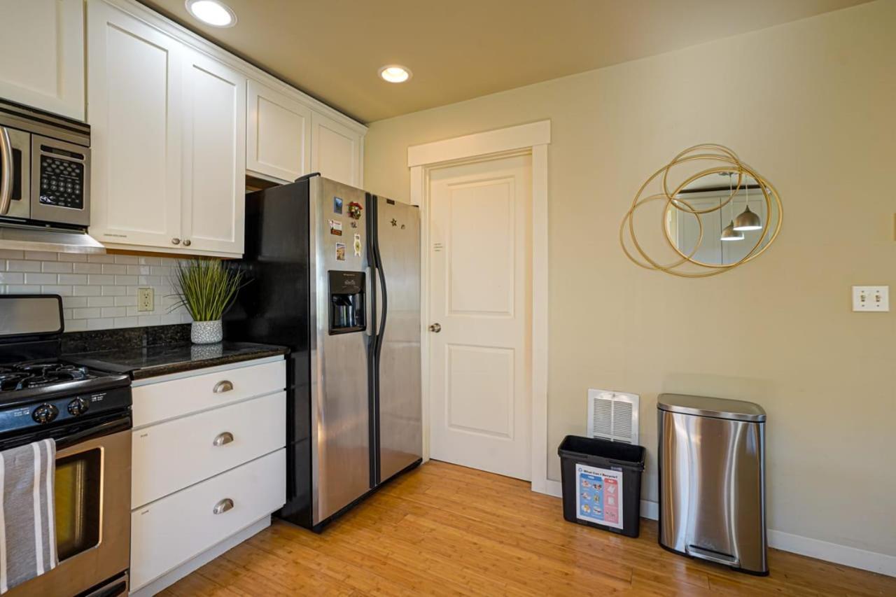 Stylish North Seattle Townhouse- Dual Master Suites Экстерьер фото