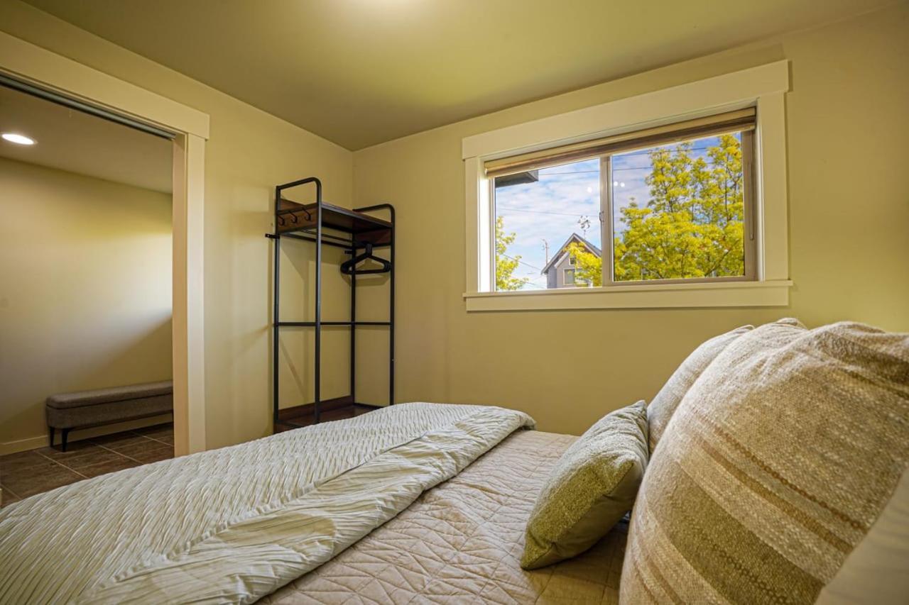 Stylish North Seattle Townhouse- Dual Master Suites Экстерьер фото
