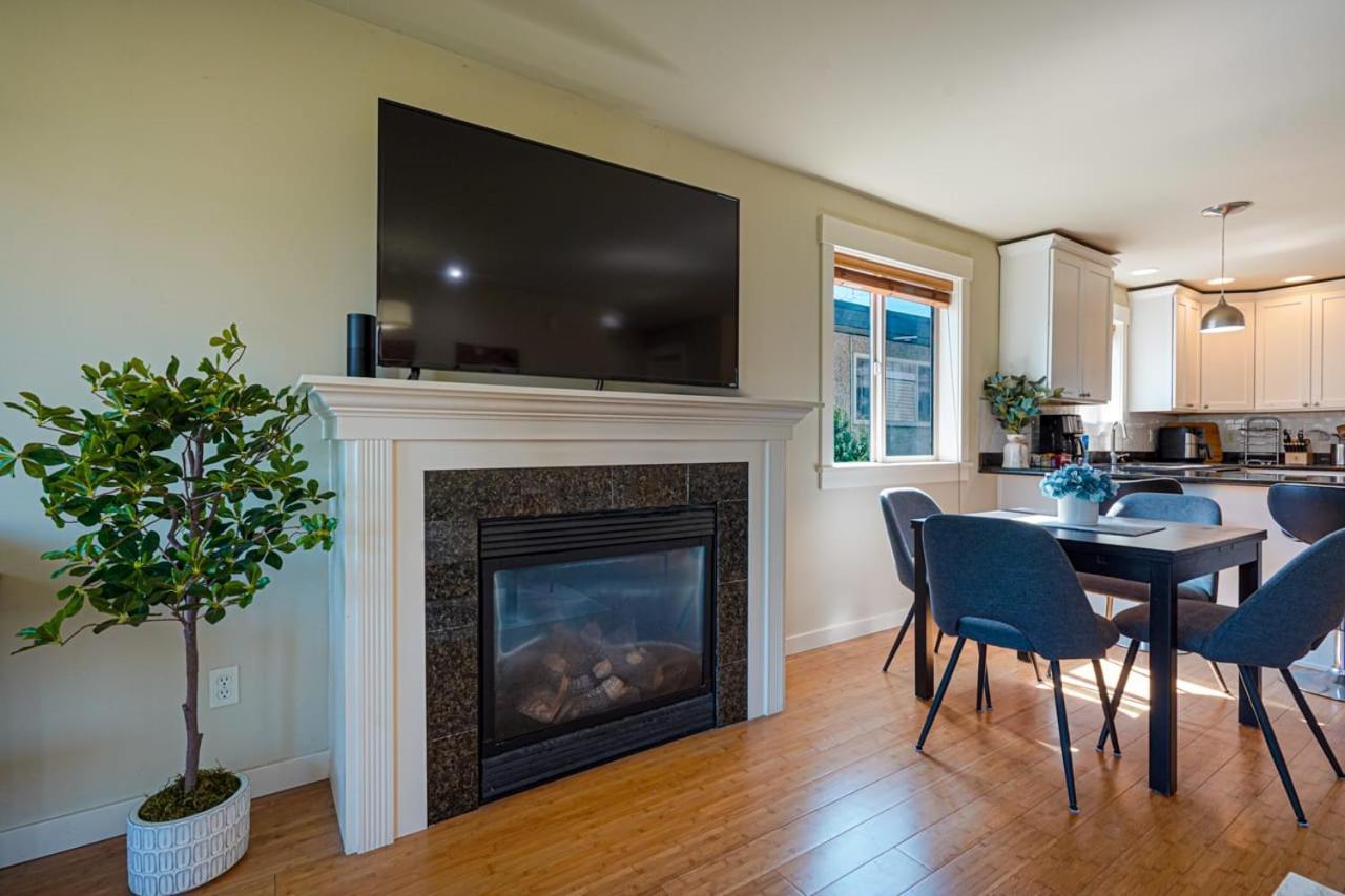 Stylish North Seattle Townhouse- Dual Master Suites Экстерьер фото