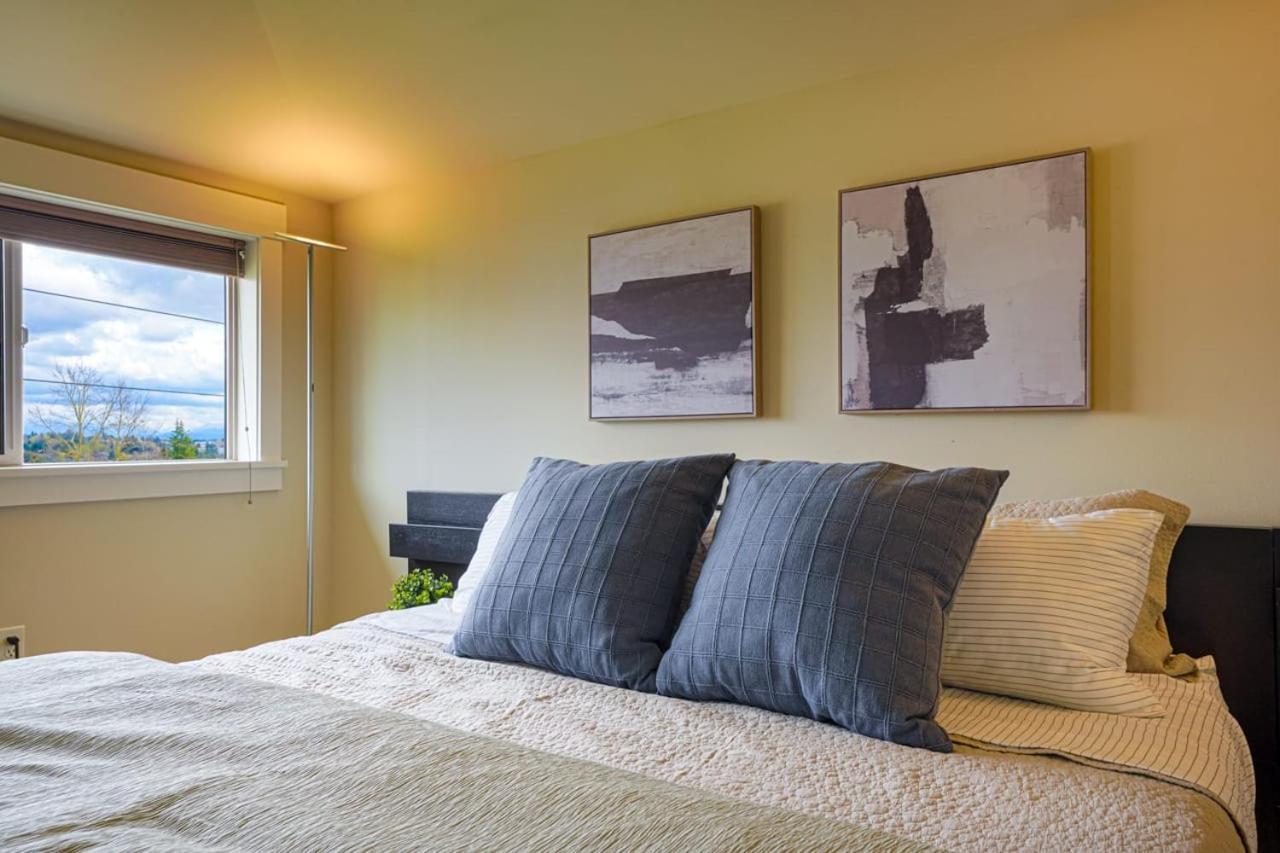 Stylish North Seattle Townhouse- Dual Master Suites Экстерьер фото