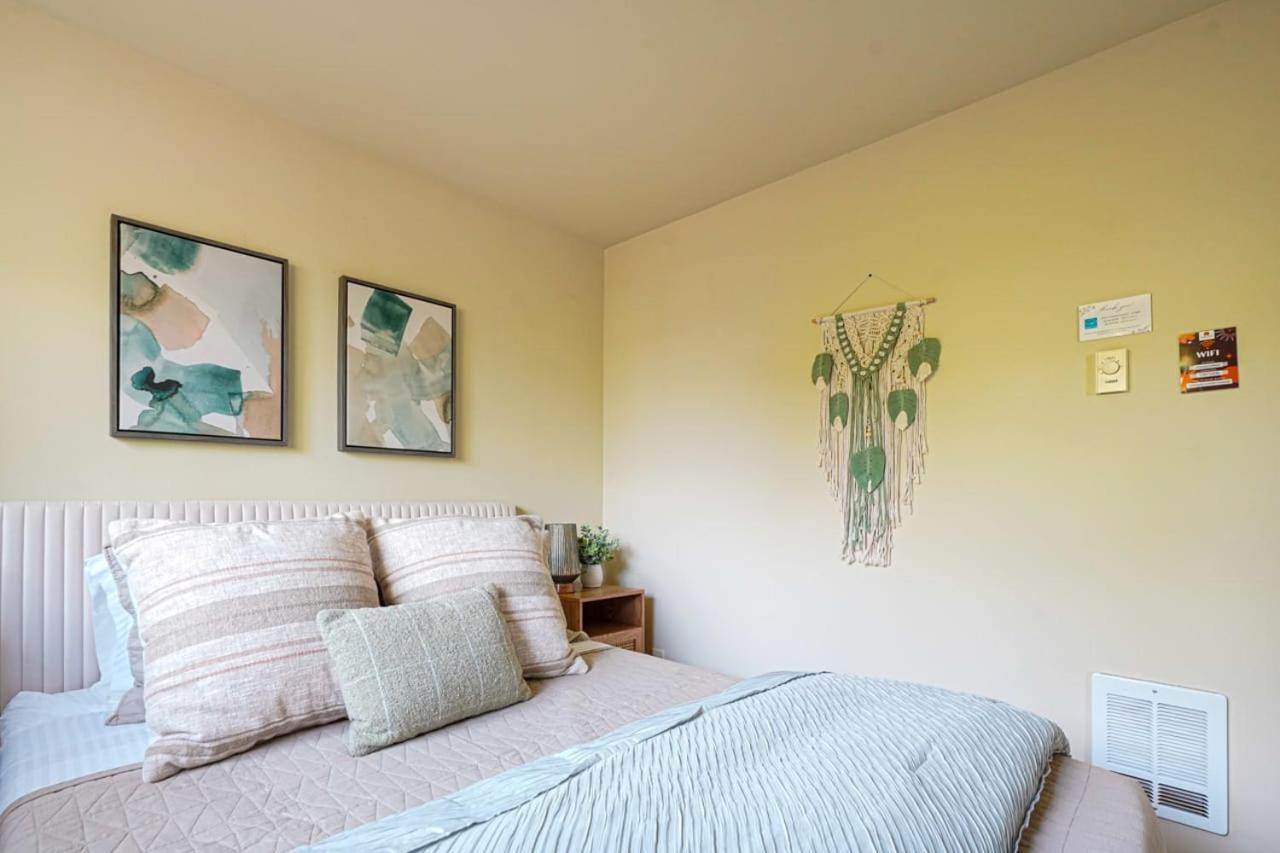 Stylish North Seattle Townhouse- Dual Master Suites Экстерьер фото
