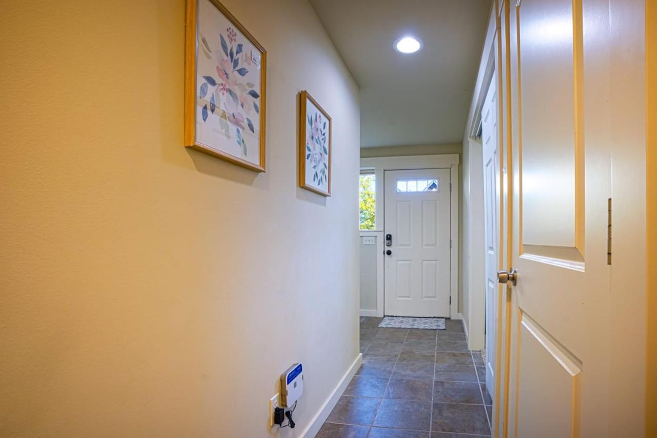 Stylish North Seattle Townhouse- Dual Master Suites Экстерьер фото