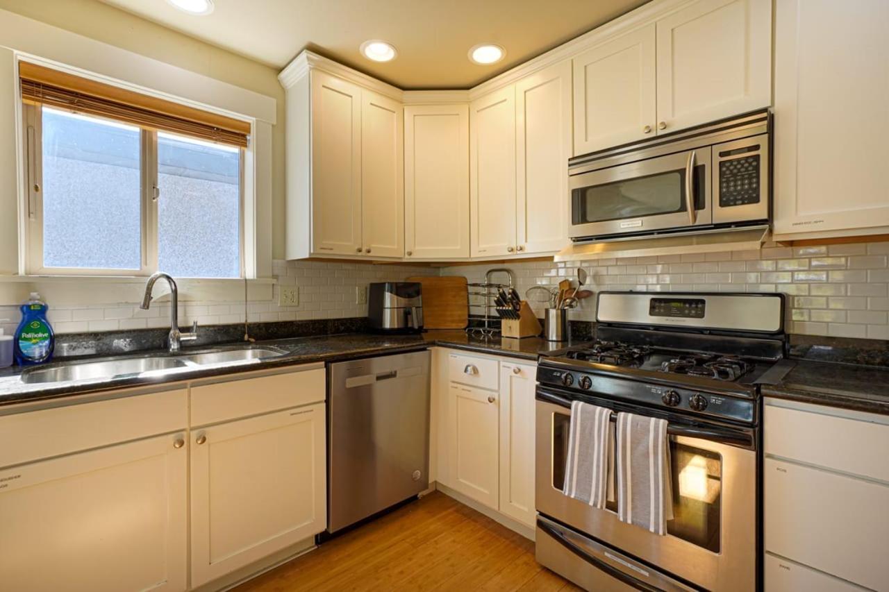 Stylish North Seattle Townhouse- Dual Master Suites Экстерьер фото