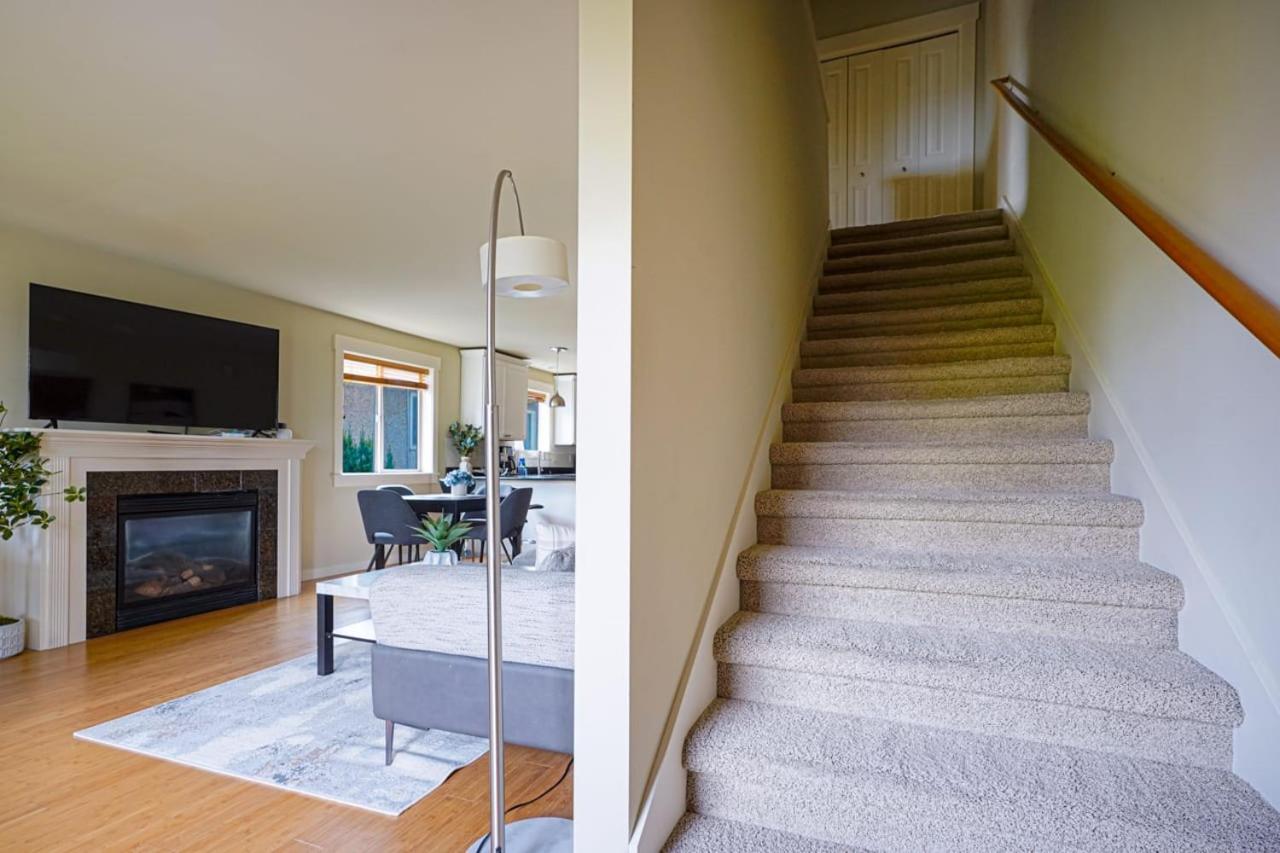 Stylish North Seattle Townhouse- Dual Master Suites Экстерьер фото